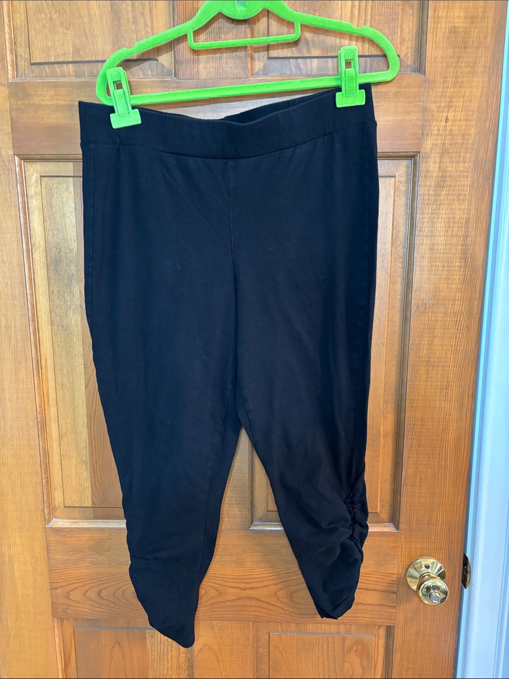 Torrid sz 2 cropped black leggings with ruched detailing at ankle no pockets EUC